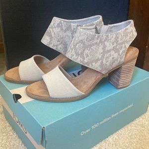 Toms Majorca cutout canvas heels - size 9